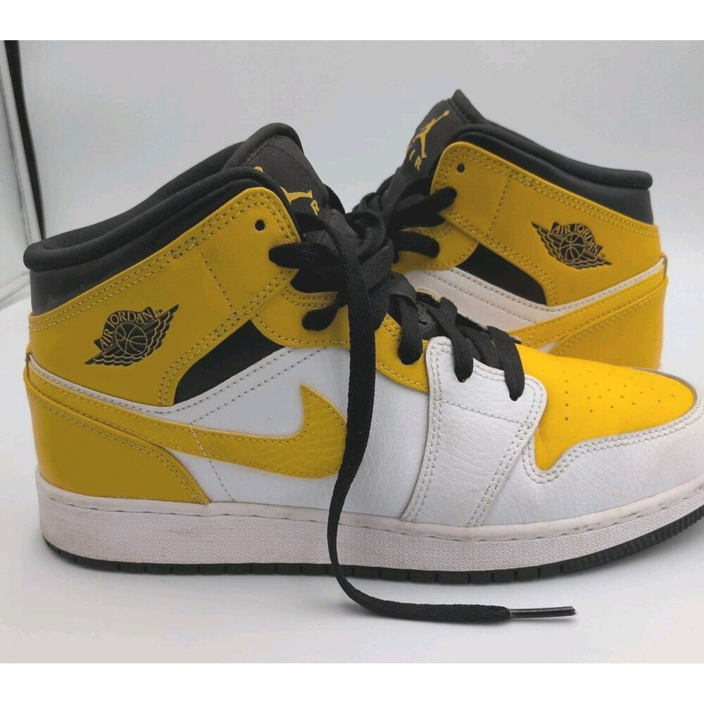 Size 7 - Nike HyperLive White and yellow Air Jordans